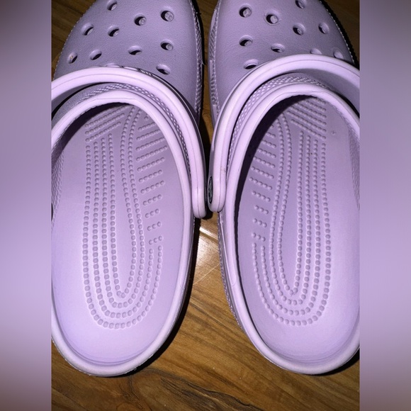 Only worn once women’s lavender crocs , size 7 - Picture 3 of 4